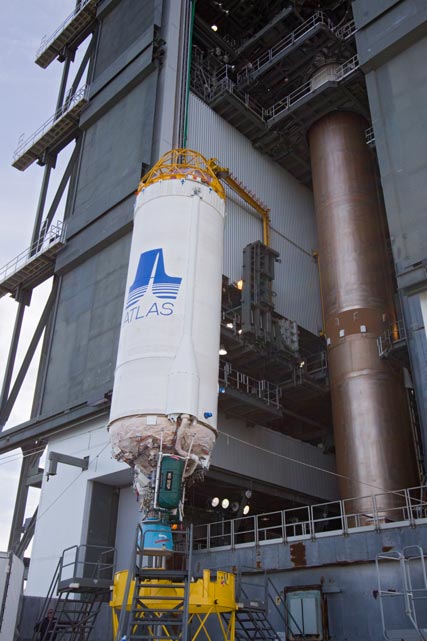 Lifting the Atlas V Centaur upper stage