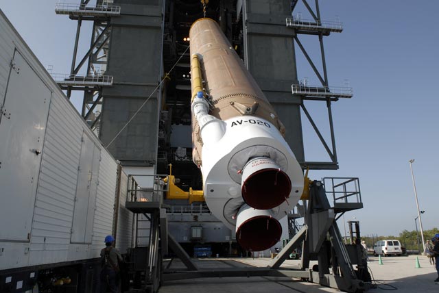 Raising the Atlas V common core booster