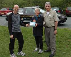 Mike hands over the Globalsat BT-328