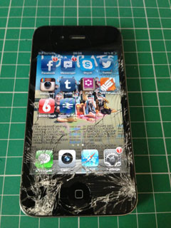 Smashed iPhone 5 screen (credit MacFixer.co.uk)